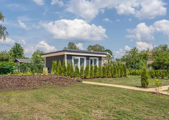 Family Garden House With Free Private Parking, Playground, Bbq And Aircond